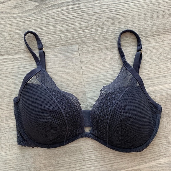 VS Incredible Lightly Lined Lace Plunge Bra - Picture 2 of 8